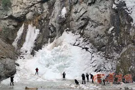 游客进山观冰瀑车辆打滑失控 巡逻民警及时救助图片