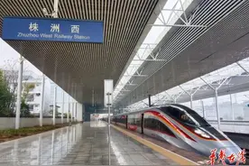 春运直击|打卡体验动车界新宠——复兴号智能型动车组的魅力图片