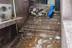 危险！窗外防护栏年久失修从楼上坠落，头顶隐患不容忽视图片