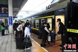 老乘警最后一班岗：守护开往边城的列车安全图片