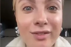 英国女子开车上班误上轮渡横穿泰晤士河：将轮渡当成了桥图片