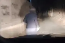 父亲认出三年没回家的女儿，一把抱住嚎啕大哭，回家真好！图片