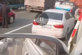 男子嫌春运堵车直接叫拖车回家，网友：现在笑，等会结账就得哭图片