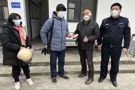 “马大哈”店员错把总价当单价 老板紧急求助民警找顾客退差价图片