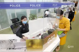 14个受理窗口全量开放！青岛出入境迎来“办证忙”，旅游探亲成为主流图片