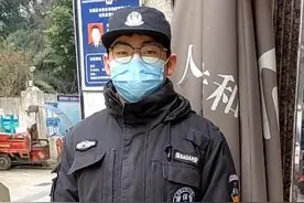 成都大一男生寒假兼职当小区保安 “想体验父亲挣钱的辛苦”图片