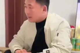 男子陪妻子回娘家，拉着老丈人手大倒苦水图片