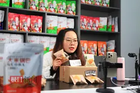 嘎嘣脆的锅巴吃出年味，湖北襄阳网红零食香飘全国图片