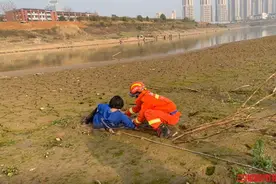河滩游玩长沙女孩被困淤泥中，消防提醒：已有多人被困图片