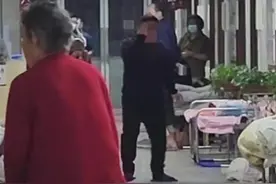 男子照顾住院父亲病房外狂扇自己，希望崩溃之后能安好图片