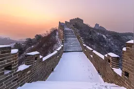 金山岭长城迎降雪 雪墨丹青美如画图片