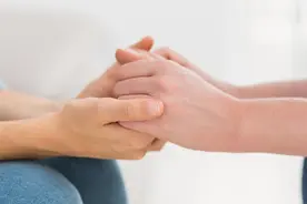 如何面对亲人突然离世、如何安置哀伤，心理专家这样建议图片