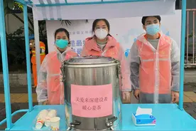 中国式现代化的圳治样本｜在龙华汽车站，发现一辆被写入全国典型案例的小推车图片