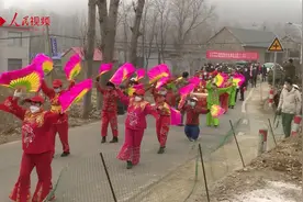 山东临沂：兄弟俩当兵均立功 村里敲锣打鼓迎功臣牌匾图片