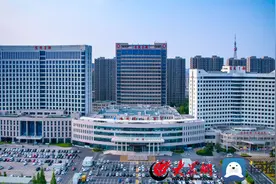 党建引领阔步行，扬帆奋进正当时 —— 诸城市人民医院促进优质医疗资源扩容侧记图片