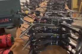 俄媒：视频显示，乌军准备用无人机对俄军使用化学武器图片