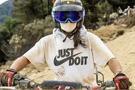 《勇者》| 重庆山火中的女骑手：戴上那只蝴蝶结，越过生活的坎图片