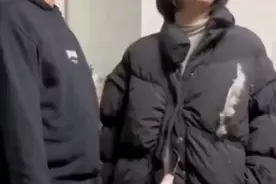 妈妈网购羽绒服儿子帮拆快递，谁知一刀划开衣服破了图片