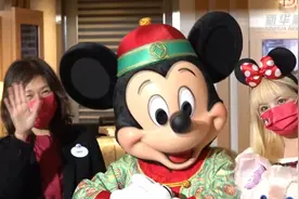 香港迪士尼乐园迎接首日搭乘高铁到港游客图片