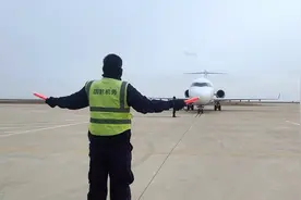 重庆往返东营航班顺利首航图片