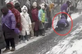 知名景区一游客“滑冰”下山撞上一女子，致其倒地后浑身抽搐图片