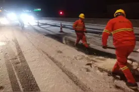 “引擎盖上还有热气，能保暖饭菜，挺好！”杭州高速交警的春运抗冰雪之夜图片