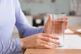 喝水不足，极大增加这8种慢性病风险！正确喝水记住这5点图片