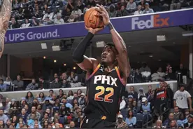 艾顿全场出战30分钟，11投8中，得到18分5板1助图片