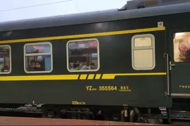 直击春运返湘丨绿皮火车上的旅客：一年打拼的苦，回家路上全忘了图片