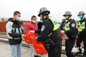 船上工作三年，今天回家了！顺德边检站为返乡船员提供贴心服务图片