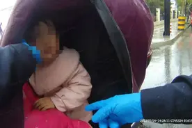 3岁萌娃跟丢在大马路上，类似情况年轻父母要特别注意图片