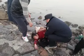 女子捡拾河蚌落入高邮湖，警民联手救援紧急送医图片