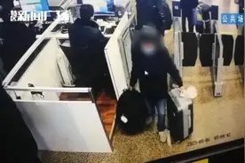 在开往厦门的列车上睡了一觉，行李竟不见了？！民警提醒……图片