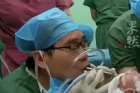 出生10天宝宝肺炎导致白肺，医生跪地加压吹氧抢救图片