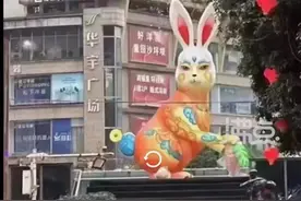 丑哭了？重庆街头巨型兔子灯被骂到拆除图片