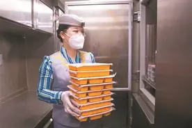 高铁餐车有“芊总”
人见人爱“开心果”图片