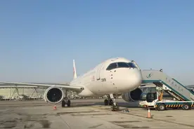 全球首架C919国产大飞机飞抵济南图片