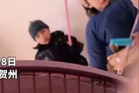 萌娃每天清早给舅舅问好，端坐屋内等其起床一起玩耍图片