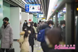 春运路上，烟花爆竹、充气气球等物品不能“坐”地铁图片