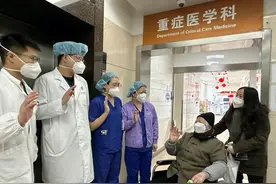 上海88岁新冠重症老人春节前康复出院，与家人团聚图片