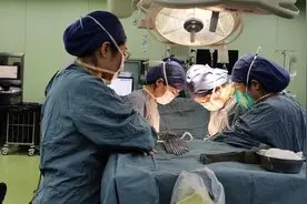 产妇感染新冠家中分娩感染细菌，切除子宫置换人工瓣膜转危为安图片