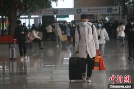 （新春走基层）探访春节前的郑州东站：旅客熙熙攘攘年味浓图片