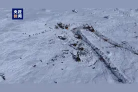 西藏林芝派墨公路雪崩堆积区救援通道打通图片