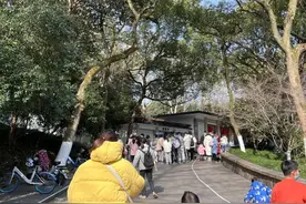 杭州动物园也太受欢迎了吧！腊月二十九，这里已是人挤人的节奏图片