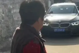 俩女婿给丈母娘送年货，东西多到用小车拉了好几趟图片