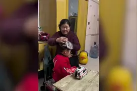 奶奶花6元钱在家给孙子烫头：外面太贵，自己以前开过理发店图片