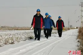 （新春走基层）山西文水：踏冰踩雪的电力巡线人图片