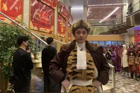 兔年央视春晚，蓝天唱响《智取威虎山》，这出戏他从小唱到大图片