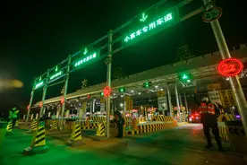 今日零时起，全国高速公路小客车免费通行图片