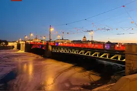 俄罗斯圣彼得堡冬宫桥点亮“中国红”喜迎兔年到来图片